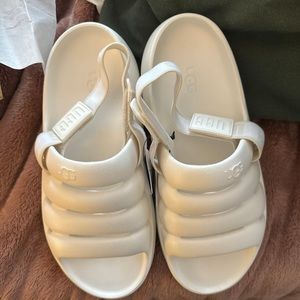 UGG Sports yeah sandals size 4 kids